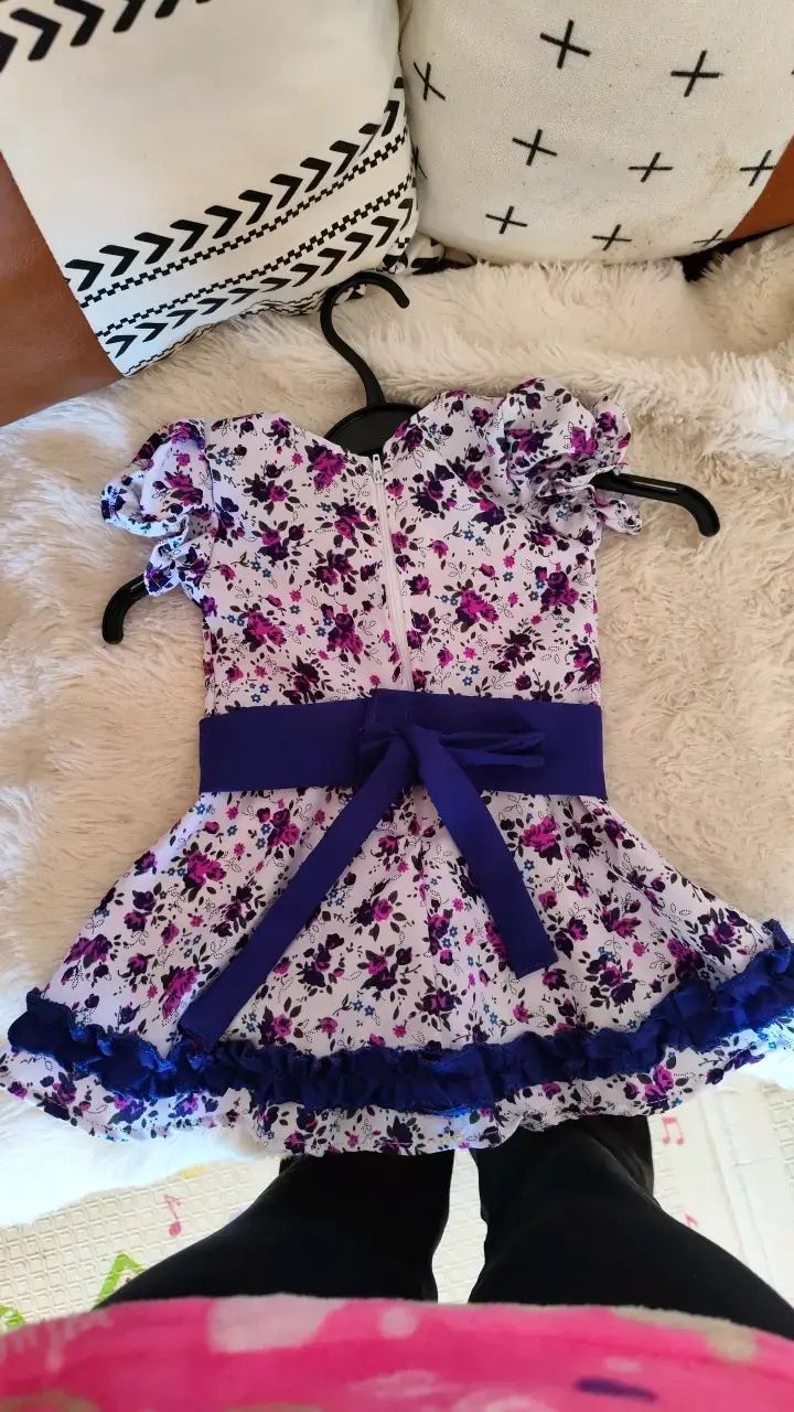 Vestido floral para niña con cinturón azul - 2