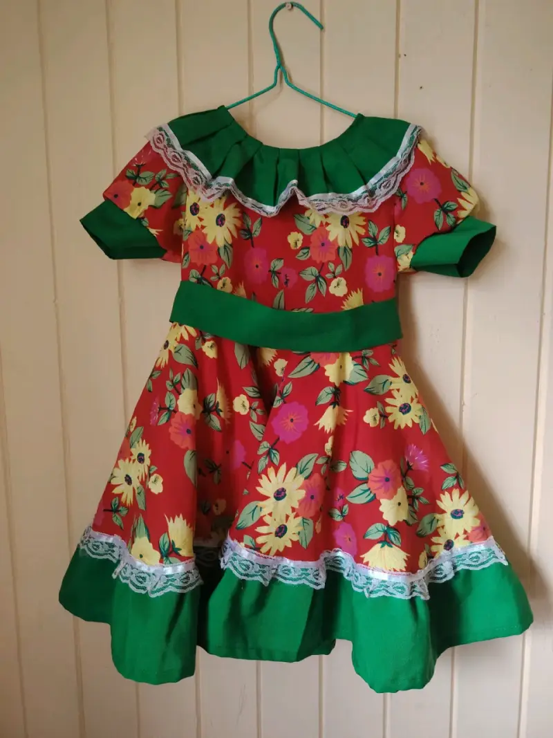 Vestido infantil floral con encaje