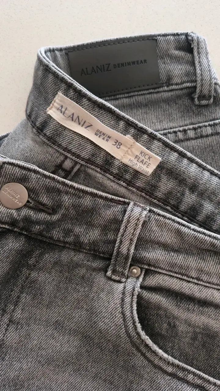Jeans grises acampanados de mujer Alaniz - 4
