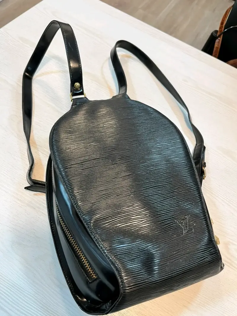 Mochila de cuero negra Louis Vuitton elegante - 1