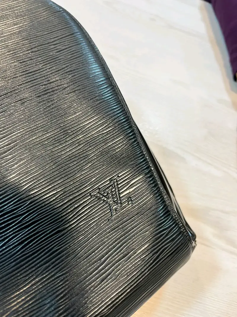 Mochila de cuero negra Louis Vuitton elegante - 2