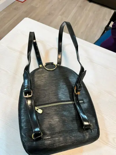 Mochila de cuero negra Louis Vuitton elegante - miniatura 3