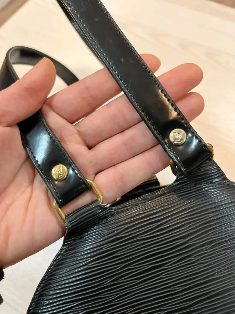 Mochila de cuero negra Louis Vuitton elegante - 4