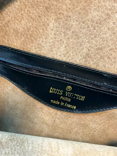 Mochila de cuero negra Louis Vuitton elegante - miniatura 5