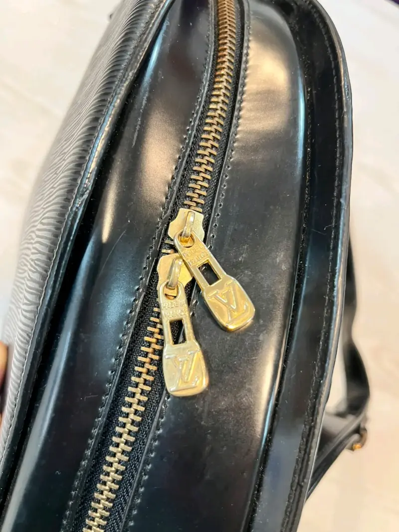 Mochila de cuero negra Louis Vuitton elegante - 6