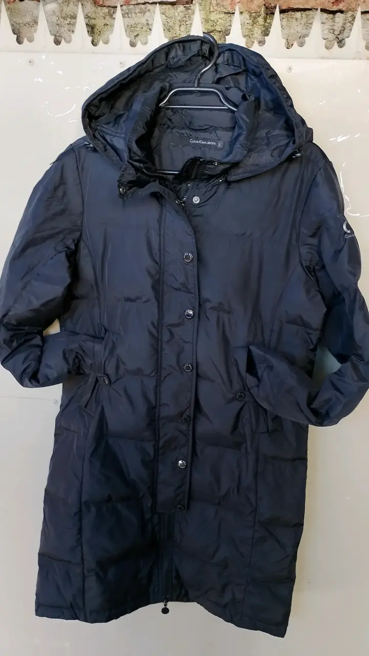 Abrigo negro con capucha Calvin Klein