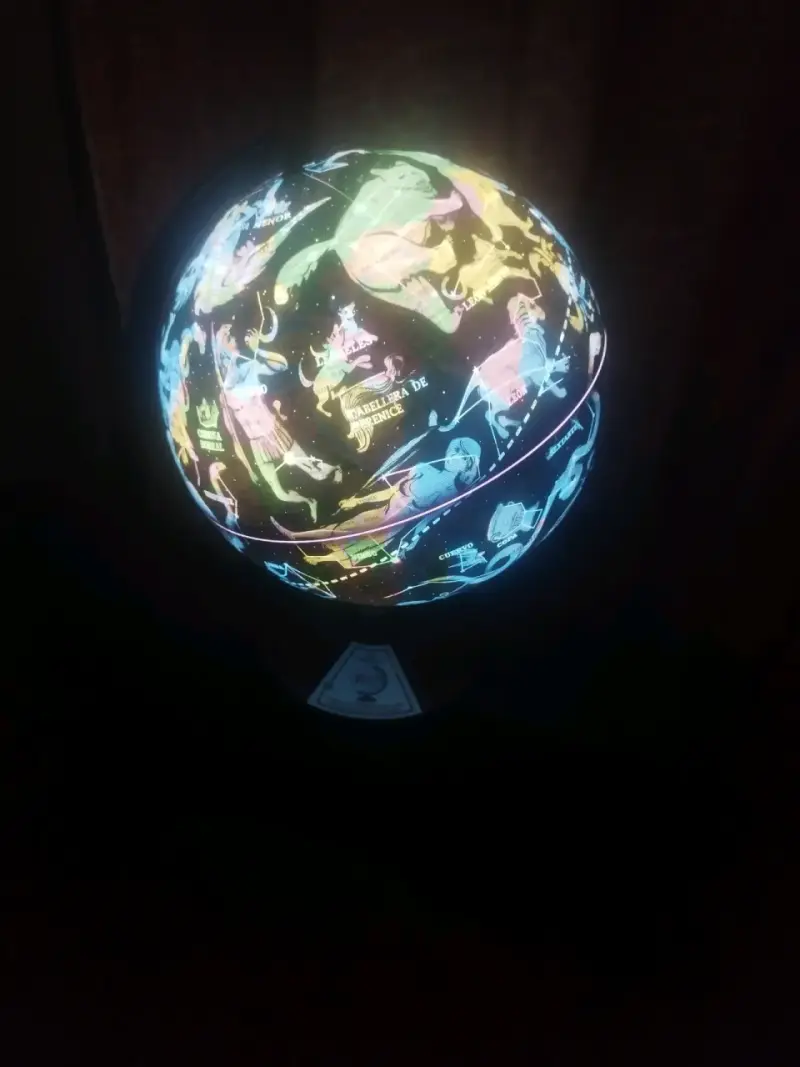 Globo terráqueo iluminado con constelaciones - 1