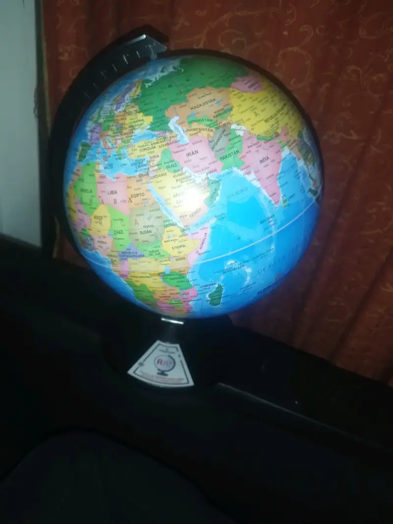Globo terráqueo iluminado con constelaciones - 2