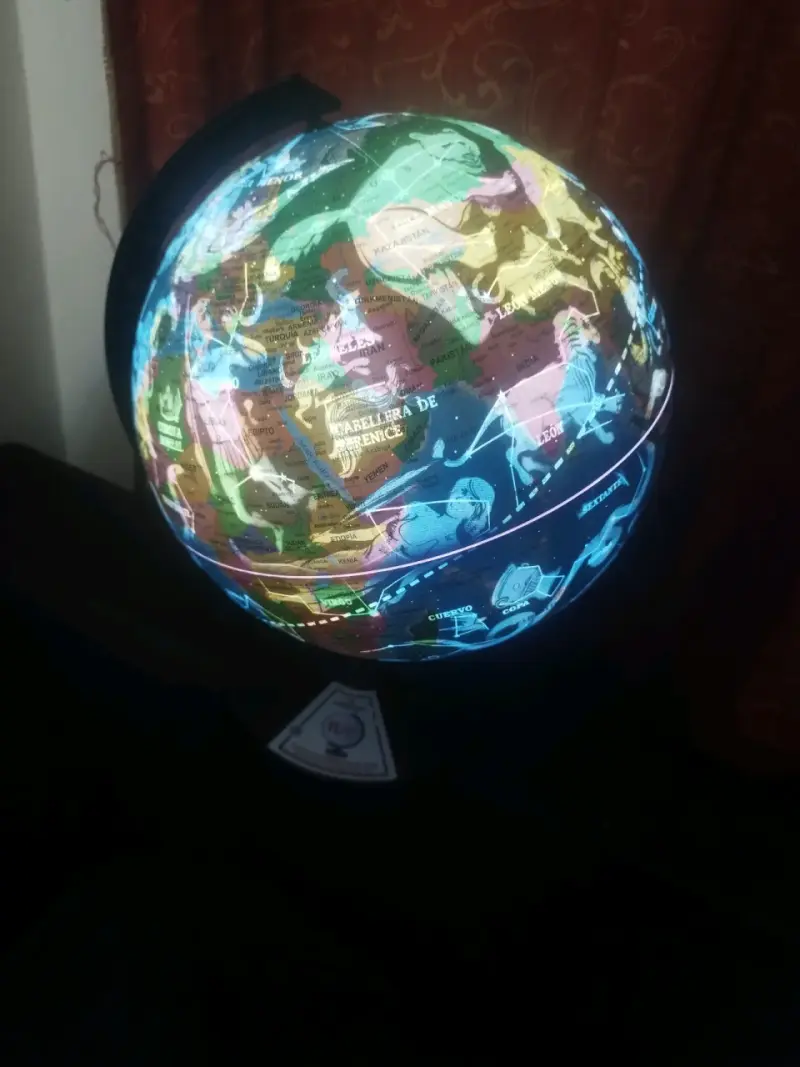 Globo terráqueo iluminado con constelaciones - 3