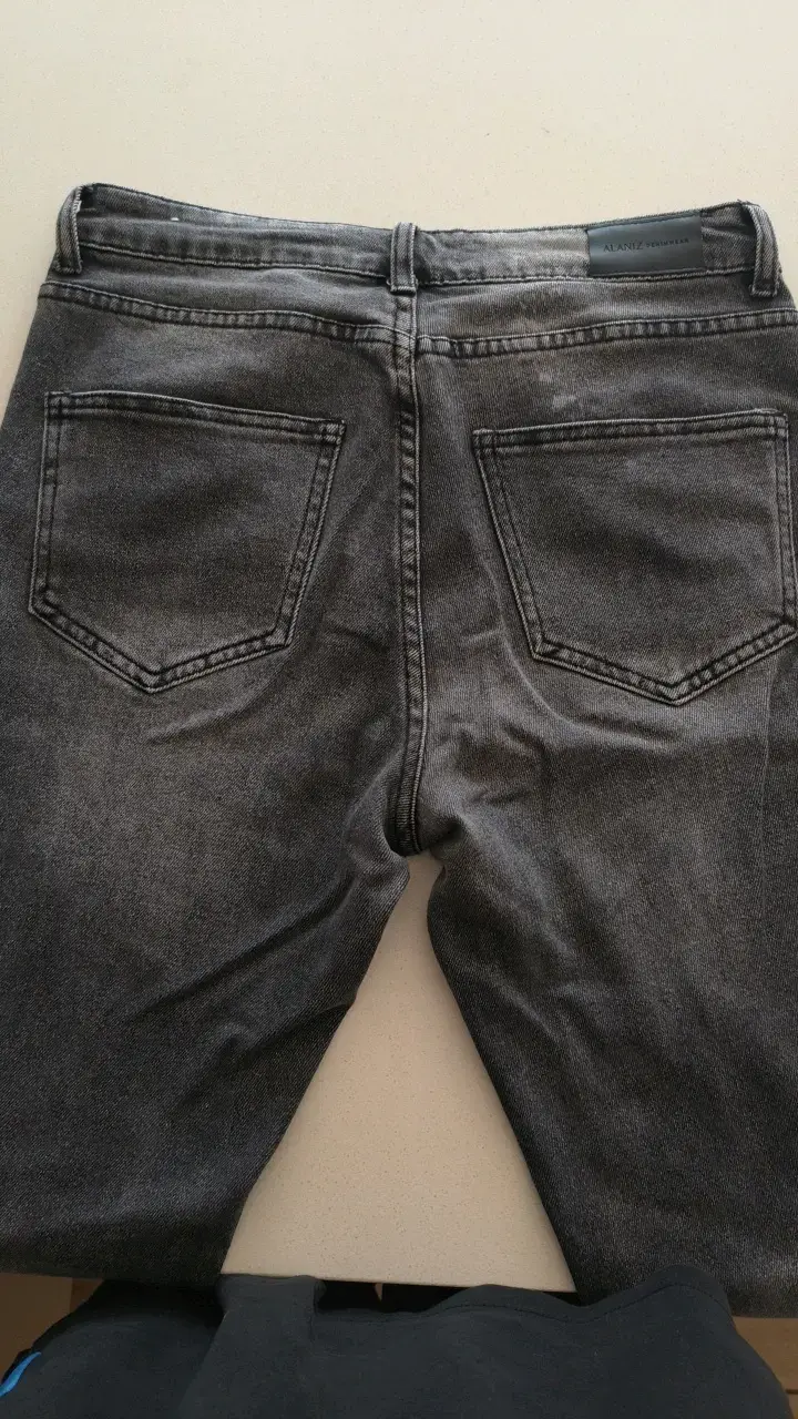 Jeans negros de mezclilla para mujer - 3