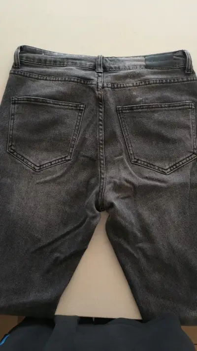 Jeans negros de mezclilla para mujer - miniatura 3