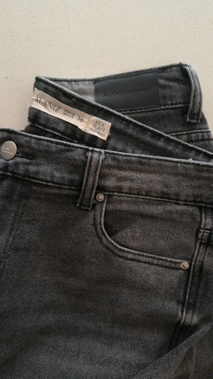 Jeans negros de mezclilla para mujer - 4