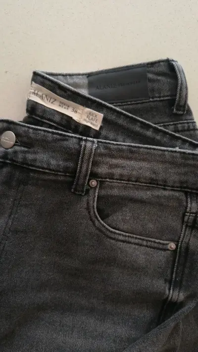 Jeans negros de mezclilla para mujer - miniatura 4