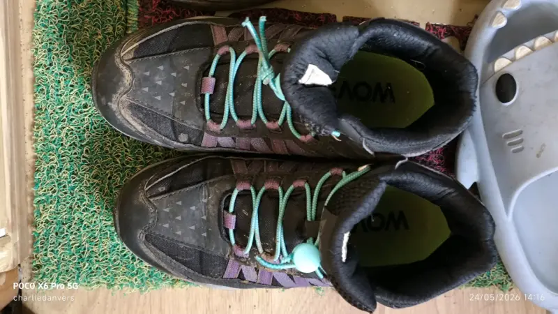 Botas de senderismo negras con cordones turquesa - 1