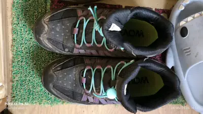 Botas de senderismo negras con cordones turquesa - miniatura 1