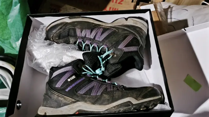 Botas de senderismo negras con cordones turquesa - 2