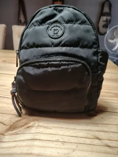 Mochila pequeña negra Sixoline con múltiples bolsillos - miniatura 1