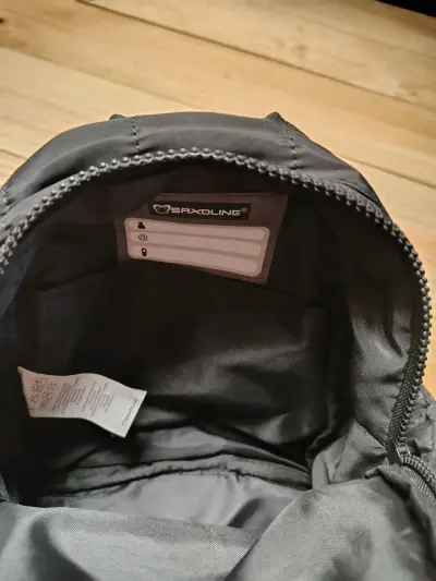 Mochila pequeña negra Sixoline con múltiples bolsillos - miniatura 2