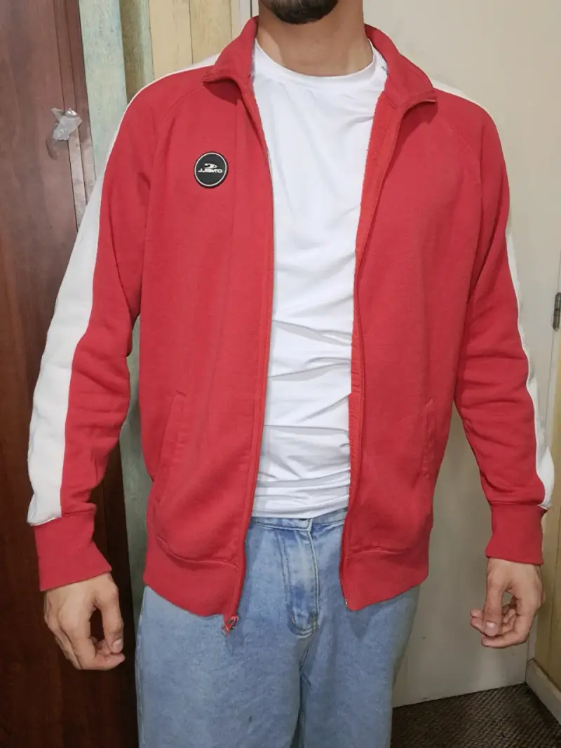 Chaqueta deportiva roja con cierre - 3