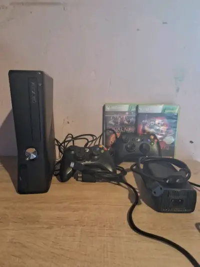 Consola Xbox 360 con 2 controles y juegos - miniatura 1