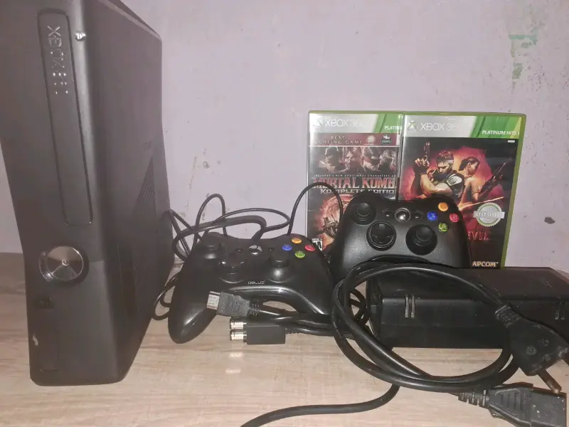 Consola Xbox 360 con 2 controles y juegos - 2