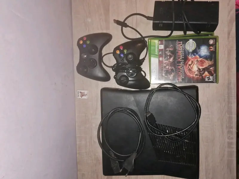Consola Xbox 360 con 2 controles y juegos - 3