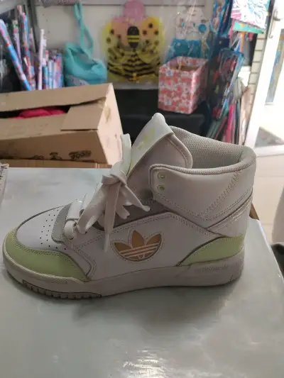 Zapatillas deportivas blancas con detalles en verd - miniatura 1