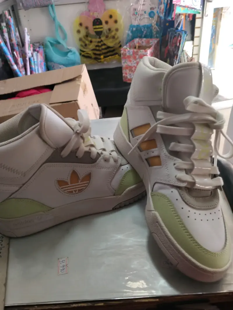 Zapatillas deportivas blancas con detalles en verd - 2