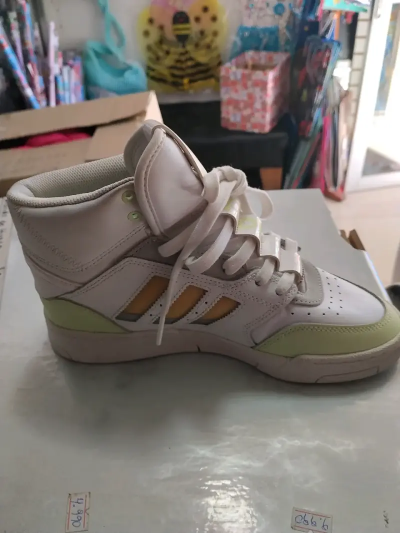 Zapatillas deportivas blancas con detalles en verd - 3