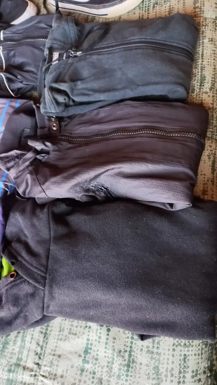 Lote de ropa y zapatillas deportivas variadas - 4