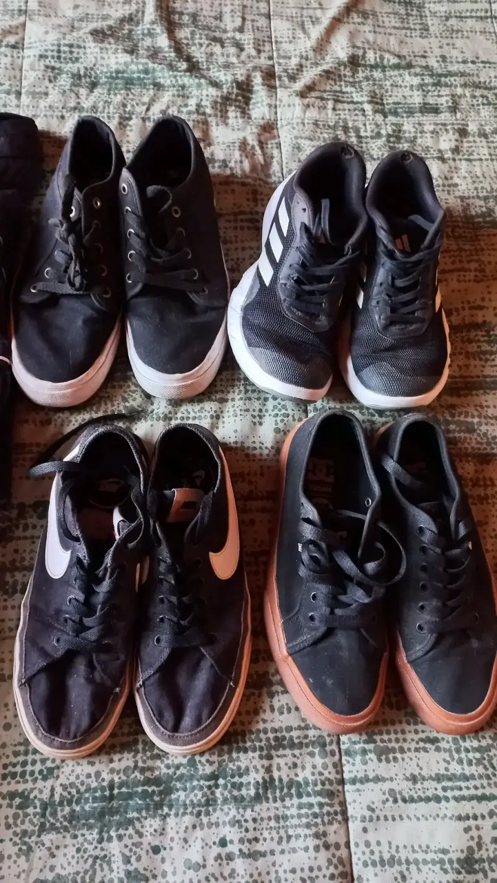 Lote de ropa y zapatillas deportivas variadas - 5