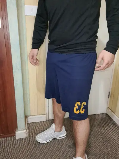 Shorts deportivos azul con número 33 - miniatura 1