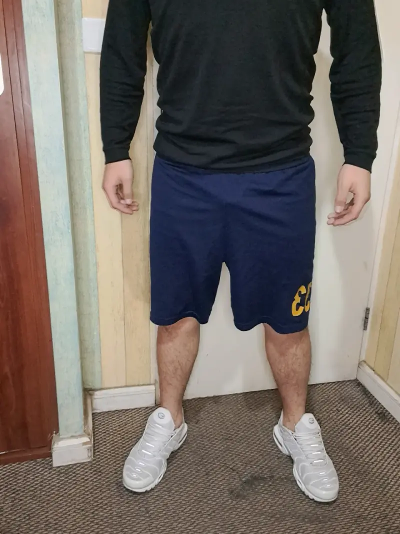Shorts deportivos azul con número 33 - 2