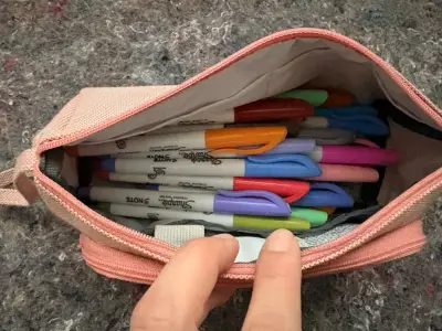 Estuche de Tela Rosa con Marcadores - miniatura 3