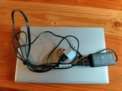 Laptop HP ProBook 455 G9 con bolso incluido - miniatura 3