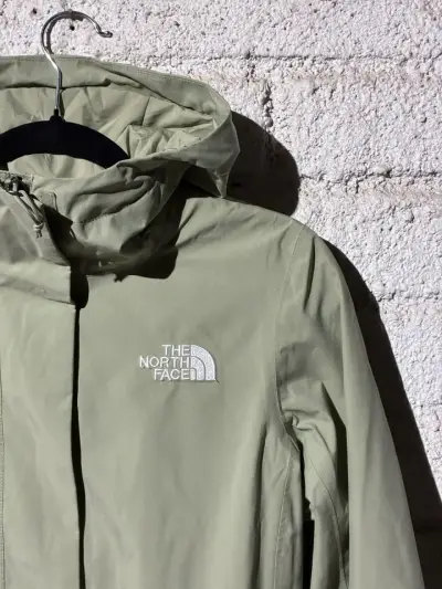 Parka impermeable verde The North Face para mujer - miniatura 3