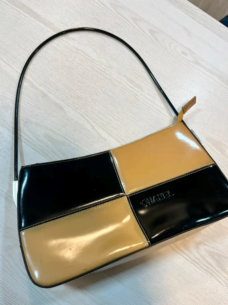Bolso de cuero bicolor Chanel elegante