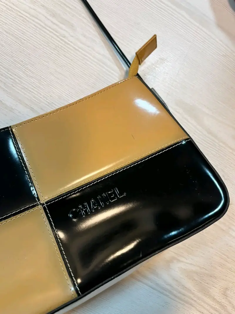 Bolso de cuero bicolor Chanel elegante - 2