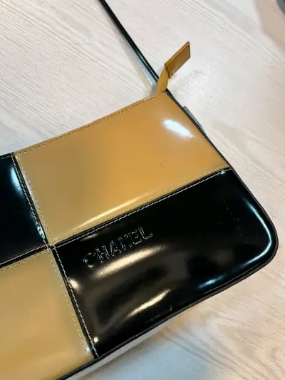 Bolso de cuero bicolor Chanel elegante - miniatura 2