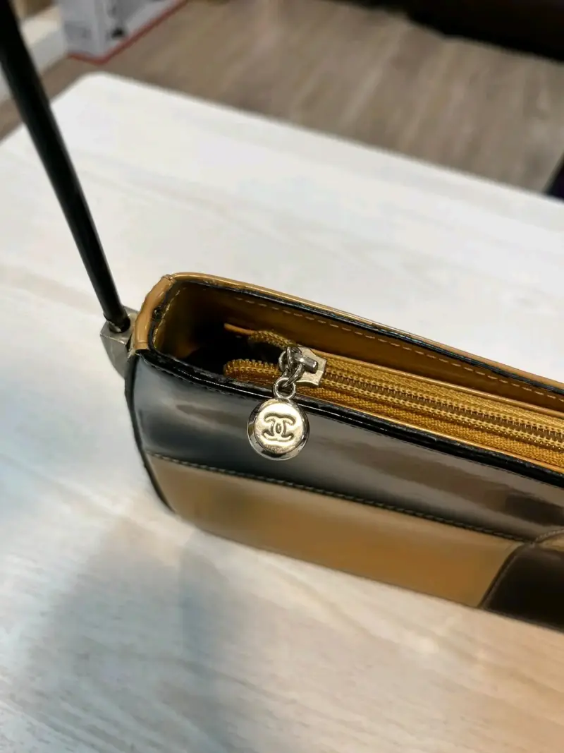 Bolso de cuero bicolor Chanel elegante - 3