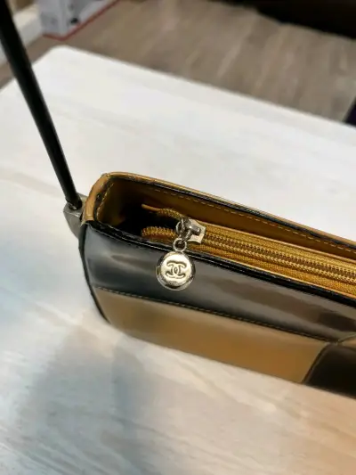 Bolso de cuero bicolor Chanel elegante - miniatura 3