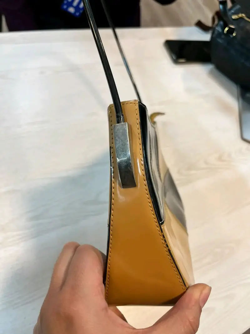 Bolso de cuero bicolor Chanel elegante - 4