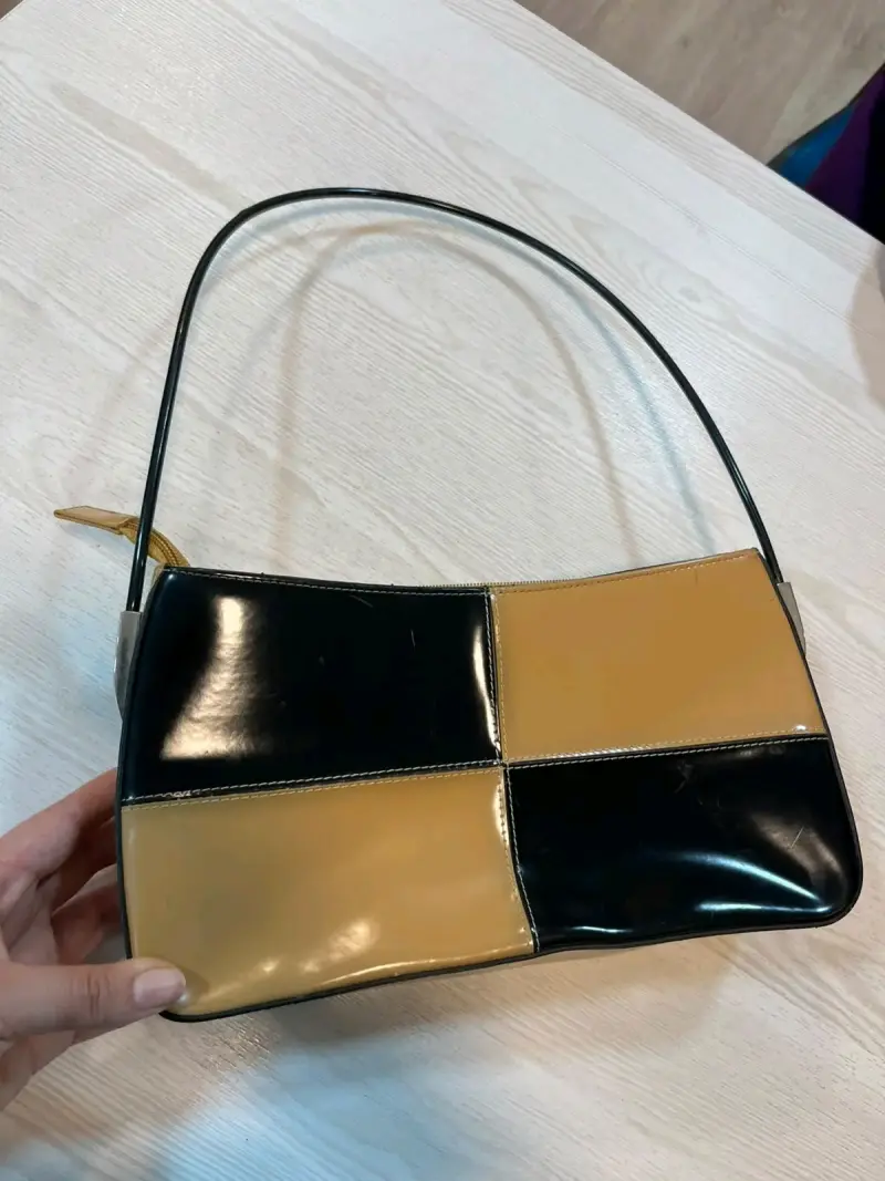 Bolso de cuero bicolor Chanel elegante - 6