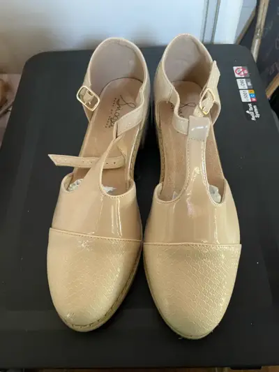 Zapatos beige de charol para mujer talla 38 - miniatura 1