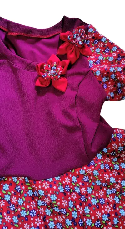 Vestido floreado para niña con detalles de lazo - miniatura 1