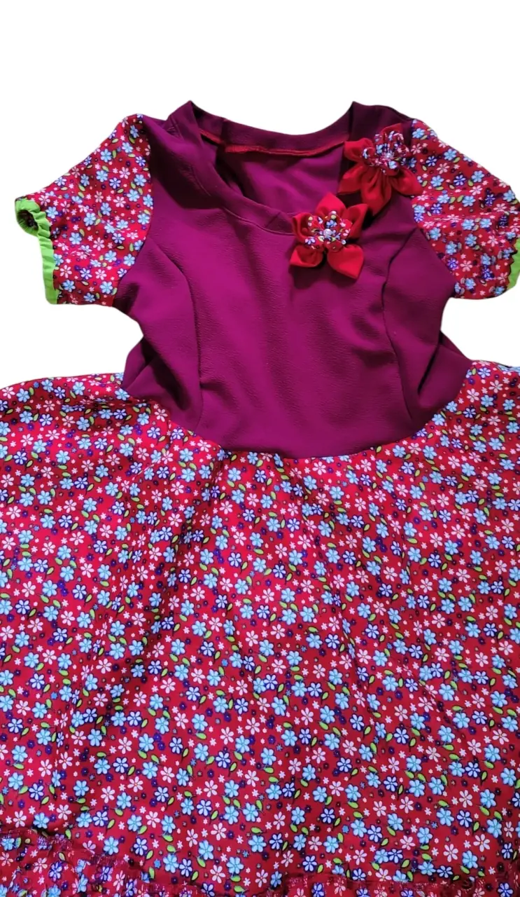Vestido floreado para niña con detalles de lazo - 3