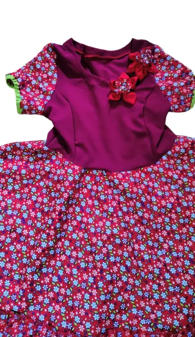 Vestido floreado para niña con detalles de lazo - miniatura 3