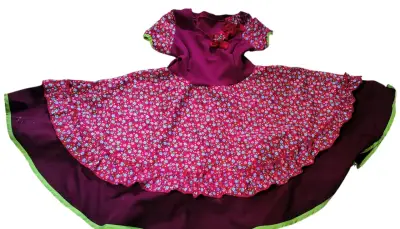 Vestido floreado para niña con detalles de lazo - miniatura 5