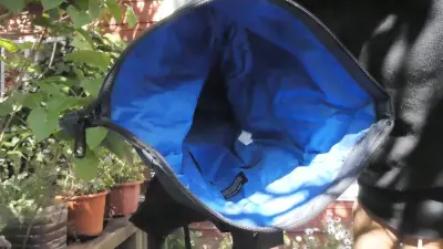 Mochila urbana negra con reflectantes - miniatura 4