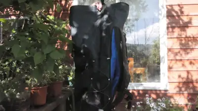 Mochila urbana negra con reflectantes - miniatura 2